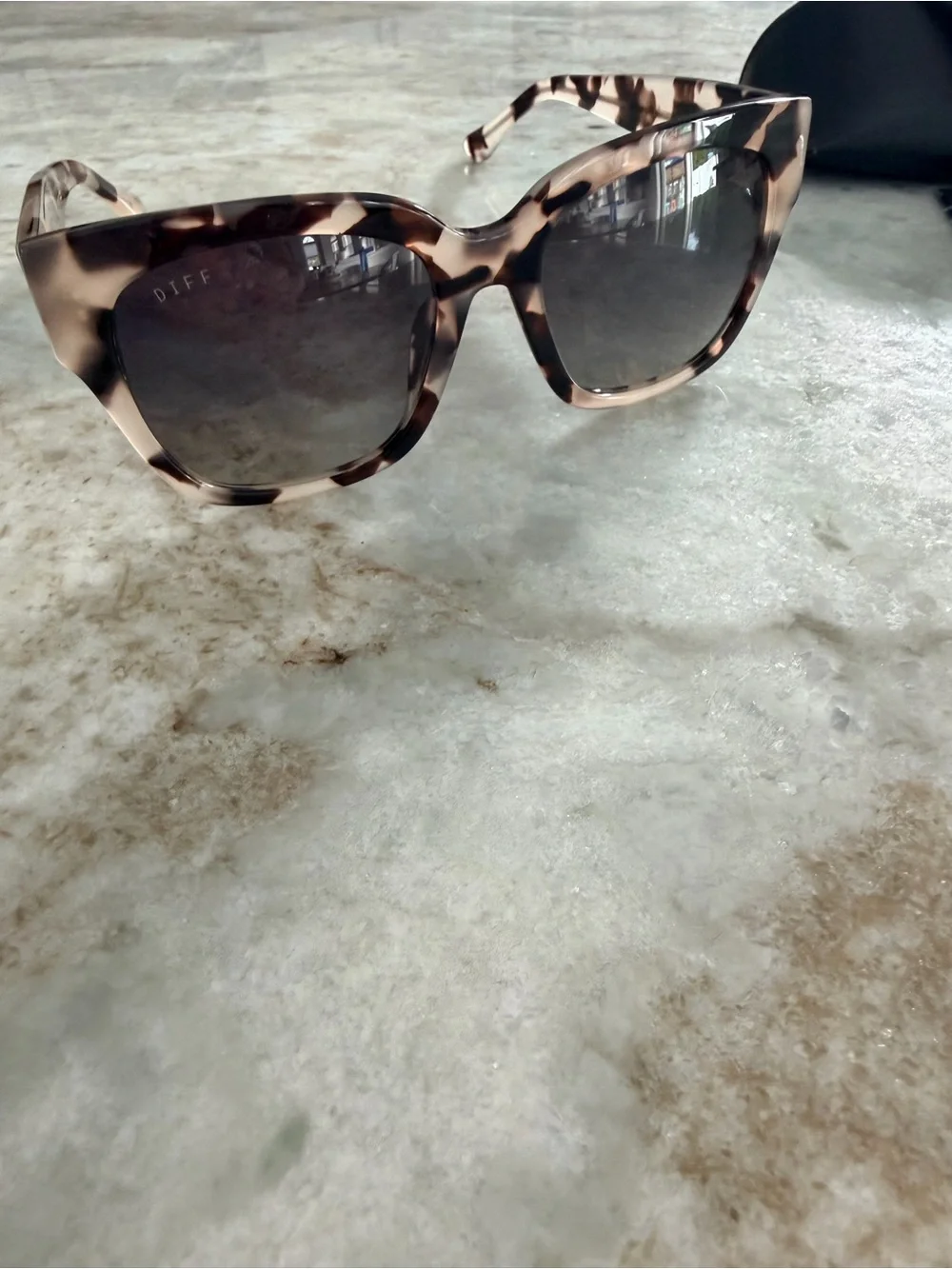 Diff Eyewear Women's BELLA II Cream Tortoise Gray Gradient Sunglasses